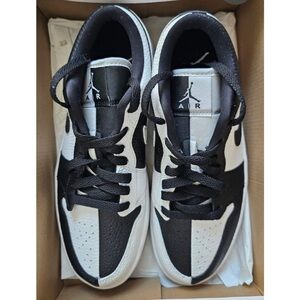 Jordan 1 Low SE
Homage Split White Black (Women's) size 8